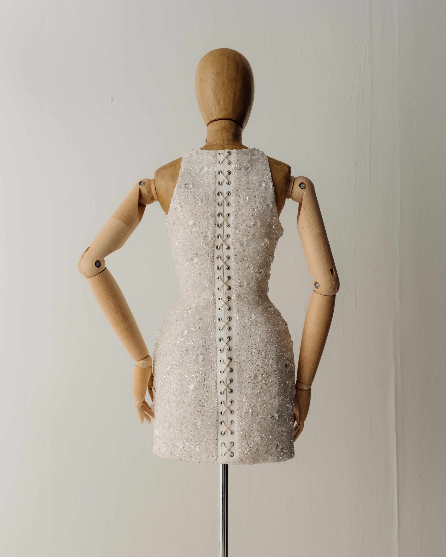 Her Sculpture White Corsage Crystal Embroidered