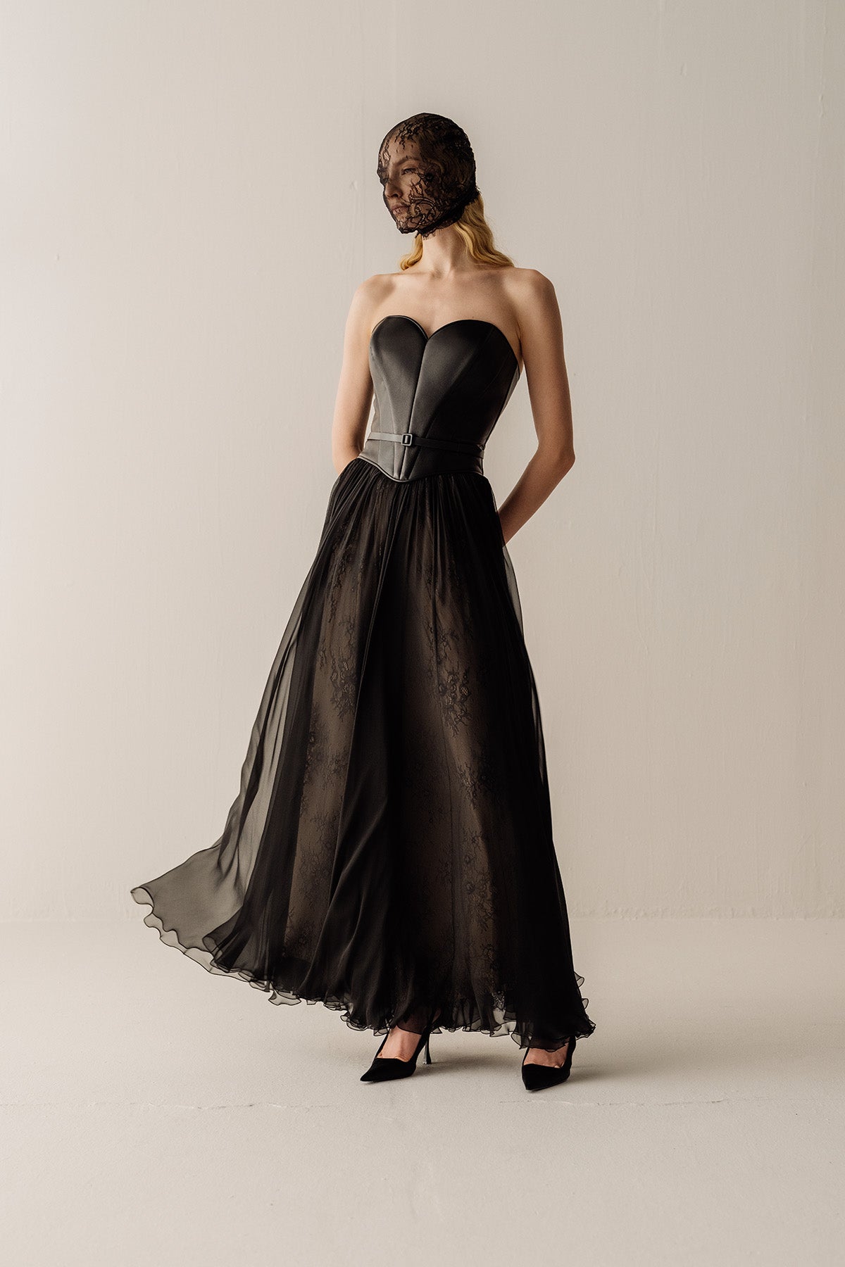 Her Full Fine Skirt With Black Lace